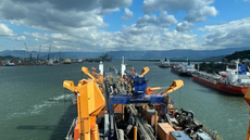 Os trabalhos têm como objetivo manter a profundidade do canal em 15 metros. - Imagem: Reprodução