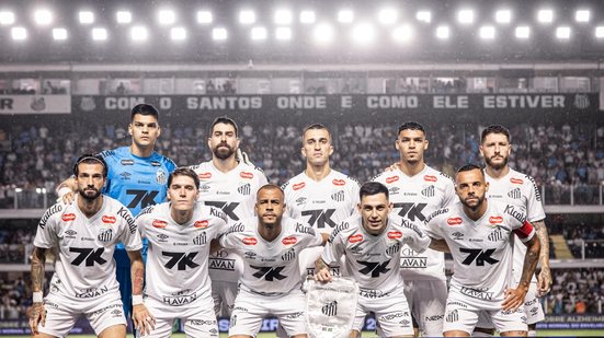 Equipe mostra nova postura sob o comando de Vojvoda, abandonando a vulnerabilidade defensiva e buscando um jogo mais agressivo - Foto: Raul Baretta/ Santos FC