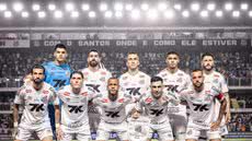 Equipe mostra nova postura sob o comando de Vojvoda, abandonando a vulnerabilidade defensiva e buscando um jogo mais agressivo - Foto: Raul Baretta/ Santos FC