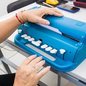Novos equipamentos em braille e materiais pedagógicos adaptados passam a integrar as escolas municipais de São Vicente - Imagem: Tadeu Filho/Prefeitura de São Vicente