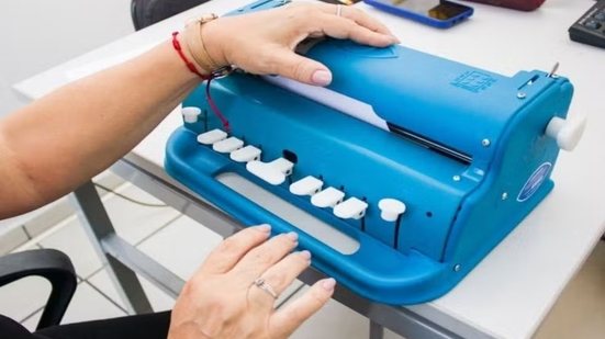 Novos equipamentos em braille e materiais pedagógicos adaptados passam a integrar as escolas municipais de São Vicente - Imagem: Tadeu Filho/Prefeitura de São Vicente