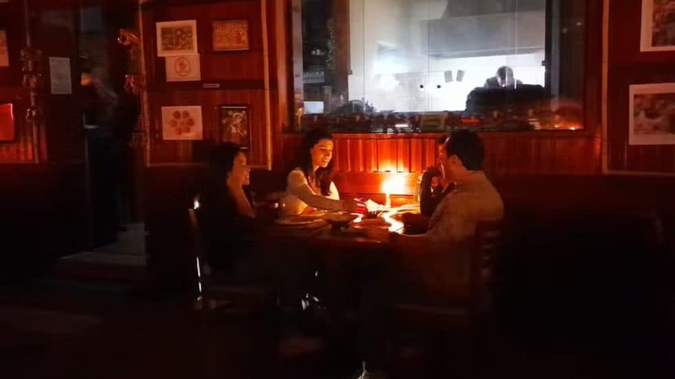 Um restaurante em São Paulo na Henrique Schaumann, atende clientes à luz de velas - Imagem: Rodrigo Rodrigues/g1