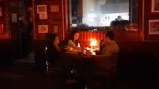 Um restaurante em São Paulo na Henrique Schaumann, atende clientes à luz de velas - Imagem: Rodrigo Rodrigues/g1