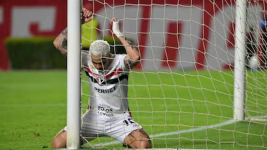 Gol perdido pelo Luciano no duelo contra a LDU - Foto: (Nelson Almeida)/ AFP/ Reprodução/ Estadão