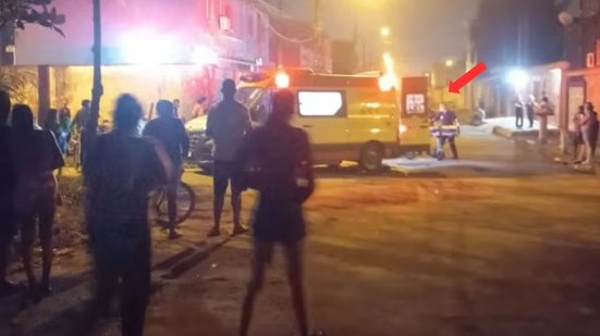 O Serviço de Atendimento Móvel de Urgência (Samu) socorreu o motorista, que ficou ferido, mas consciente após o violento assalto - Imagem: Reprodução/ Redes Sociais