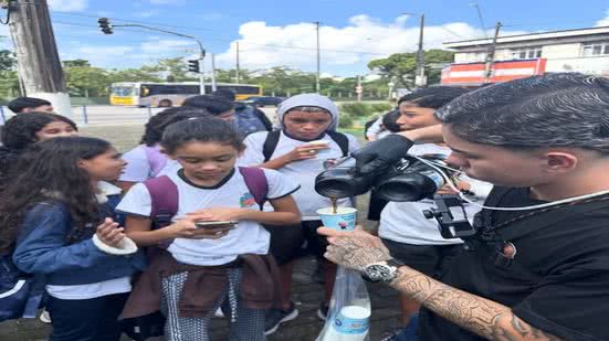 Com uma bicicleta adaptada para transportar bebidas, jovem percorre pontos movimentados de Cubatão vendendo café e transformou o negócio em referência de empreendedorismo local após conquistar milhares de seguidores nas redes sociais - Imagem: g1 Santos