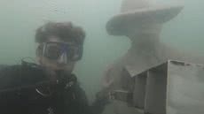 Mergulhadores registram momento ao lado de esculturas no novo centro subaquático da Praia do Guaiúba. - Imagem: Estação do Mar / Divulgação