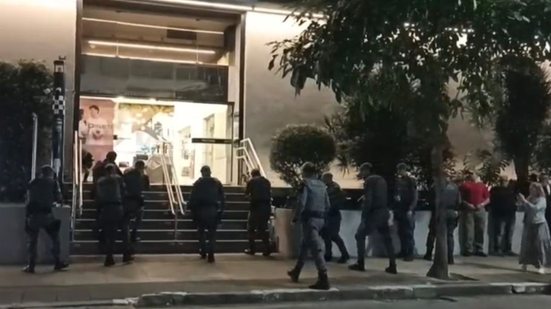 Cerca de 53 policiais e 17 viaturas foram mobilizados para garantir a segurança durante o simulado no shopping - Imagem: Reprodução