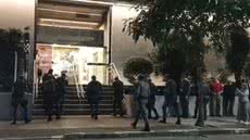 Cerca de 53 policiais e 17 viaturas foram mobilizados para garantir a segurança durante o simulado no shopping - Imagem: Reprodução