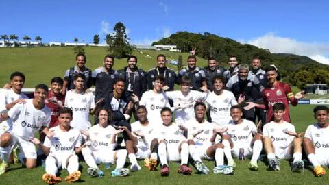 Técnico do time sub-15 do Santos celebra título - Imagem: reprodução Instagram
