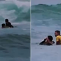 Surfista resgata dois banhistas arrastados por correnteza na Praia das Astúrias, em Guarujá - Imagem: Reprodução