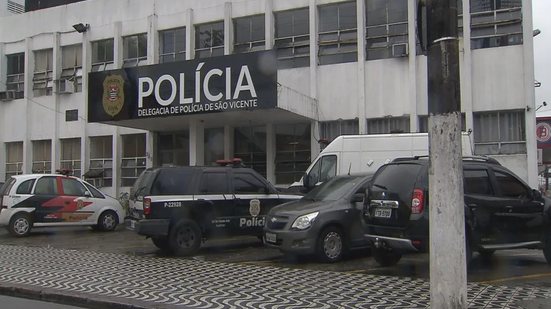 Ocorrência foi registrada na Delegacia Sede de São Vicente, onde a suspeita teve a prisão mantida após audiência de custódia - Imagem: Reprodução/TV Tribuna