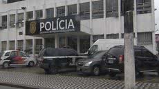 Ocorrência foi registrada na Delegacia Sede de São Vicente, onde a suspeita teve a prisão mantida após audiência de custódia - Imagem: Reprodução/TV Tribuna