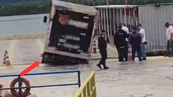 A causa do caminhão ter ficado preso ainda é desconhecida, mas a situação foi controlada sem maiores problemas - Imagem: Reprodução