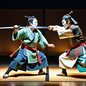 Teatro Nô japonês. Entre a rigidez da madeira e a delicadeza do gesto, a máscara sugere o invisível - Imagem: Reprodução