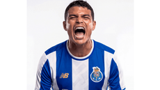 Revelado no futebol brasileiro e com longa trajetória no cenário europeu. - Imagem: Porto