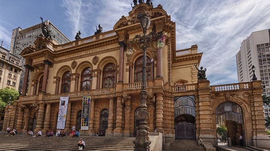 Descubra a trajetória do Theatro Municipal, símbolo cultural de São Paulo, que completa 114 anos de história e relevância - Imagem: Reprodução
