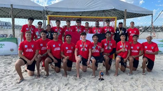 Equipe masculina do Time Praia Grande comemora a conquista da medalha de bronze no Circuito Brasileiro de Handebol de Praia, disputado em Matinhos (PR). - Imagem: Divulgação / Time PG