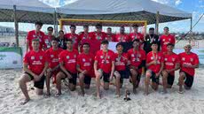 Equipe masculina do Time Praia Grande comemora a conquista da medalha de bronze no Circuito Brasileiro de Handebol de Praia, disputado em Matinhos (PR). - Imagem: Divulgação / Time PG