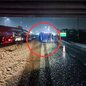 O motorista, que sofreu escoriações leves, perdeu o controle do veículo ao fazer uma curva e colidiu com a mureta de concreto - Foto: Polícia Militar Rodoviária