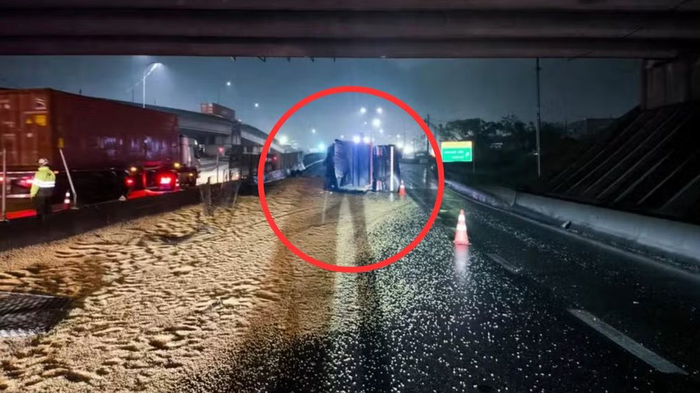 O motorista, que sofreu escoriações leves, perdeu o controle do veículo ao fazer uma curva e colidiu com a mureta de concreto - Foto: Polícia Militar Rodoviária