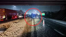 O motorista, que sofreu escoriações leves, perdeu o controle do veículo ao fazer uma curva e colidiu com a mureta de concreto - Foto: Polícia Militar Rodoviária