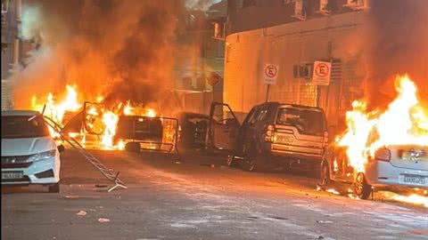 Torcedores do Santos botam fogo em carros ao redor da Vila Belmiro após derrota do time - Imagem: reprodução Twitter