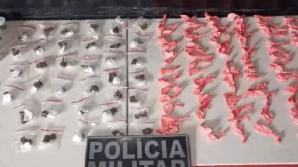 Traficante esconde drogas em cano e ainda consegue fugir no litoral de SP - Imagem: Divulgação/ PM