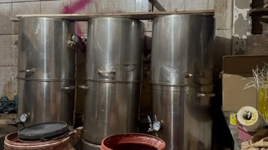 Equipamentos e insumos usados na produção de drogas sintéticas foram apreendidos - Imagem: Divulgação | SSP-SP
