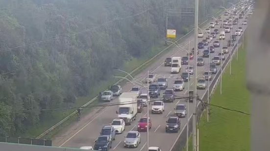 Fluxo intenso de veículos causa lentidão no Sistema Anchieta-Imigrantes durante o feriado de Páscoa rumo ao litoral paulista - Imagem: Divulgação/Ecovias