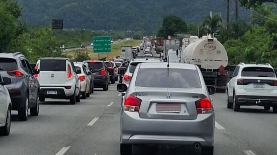 Movimento intenso de veículos no Sistema Anchieta-Imigrantes durante a Operação Verão, que levou milhões de turistas ao litoral paulista - Imagem: Diário do Litoral