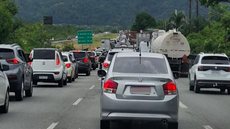 Movimento intenso de veículos no Sistema Anchieta-Imigrantes durante a Operação Verão, que levou milhões de turistas ao litoral paulista - Imagem: Diário do Litoral