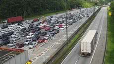 Mais de 20 km de lentidão e acidentes complicam o tráfego nas rodovias principais - Imagem: Reprodução/ Ecovias
