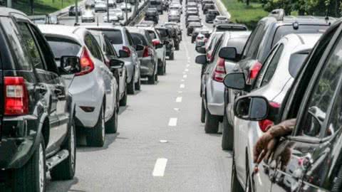 260 mil veículos devem passar pelas rodovias Anchieta-Imigrantes durante o feriado prolongado - Imagem: reprodução Gazeta de S. Paulo