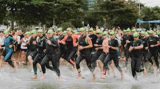 Atletas participam de prova do Troféu Brasil de Triathlon na orla de Santos, que abre a temporada 2026 celebrando 35 anos do circuito - Imagem: Divulgação