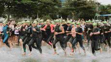 Atletas participam de prova do Troféu Brasil de Triathlon na orla de Santos, que abre a temporada 2026 celebrando 35 anos do circuito - Imagem: Divulgação