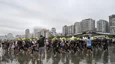 Mais de mil atletas disputam o 34º Triathlon Internacional de Santos neste domingo. - Imagem: Henrique Teixeira