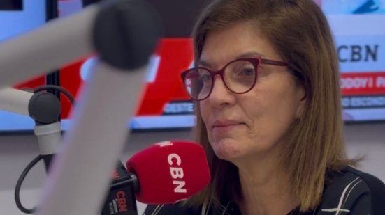 A jornalista Arminda Augusto discute a efetividade das audiências públicas em grandes obras na Baixada Santista, comparando com debates passados - Foto: Rádio CBN Santos