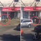 Imagens analisadas pela Polícia Civil mostram o momento em que um homem de 63 anos é agredido e levado à força em Itanhaém. Um suspeito foi preso, outros investigados são procurados e o corpo da vítima ainda não foi localizado - Imagem: Reprodução