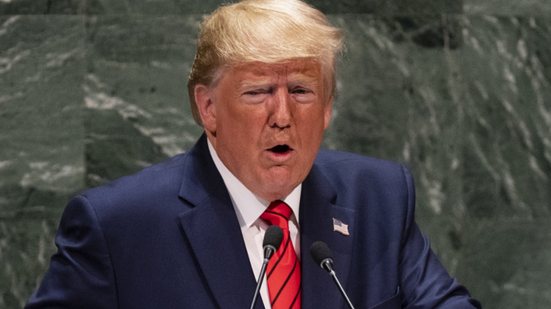 Trump critica Lula e o Brasil, mas surpreende com elogios inesperados durante discurso na ONU - Foto: Johannes EISELE / AFP