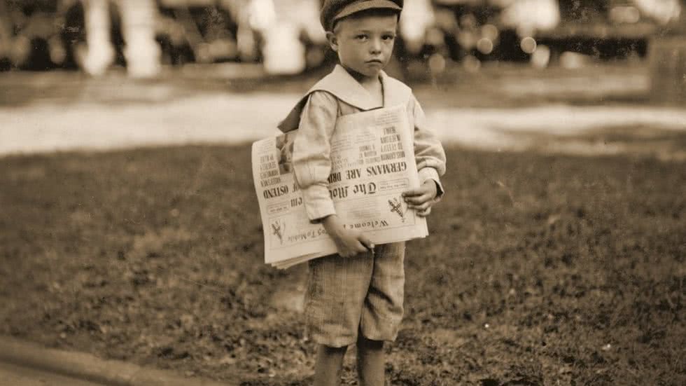 Um vendedor de jornais (1910), foto de Lewis Wickes Hine - Imagem: Divulgação