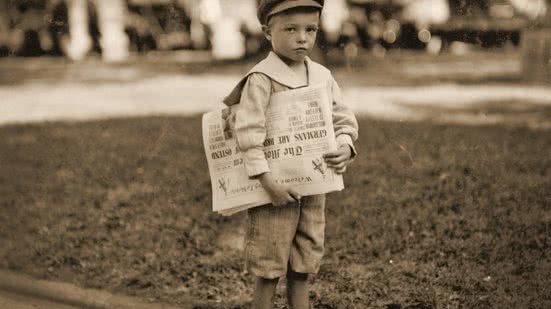 Um vendedor de jornais (1910), foto de Lewis Wickes Hine - Imagem: Divulgação