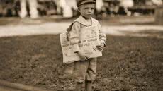 Um vendedor de jornais (1910), foto de Lewis Wickes Hine - Imagem: Divulgação