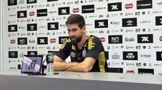 O zagueiro Luan Peres analisa a parceria com Adonis Frias e a evolução do sistema defensivo do Santos sob o comando de Vojvoda - Foto: CBN Santos