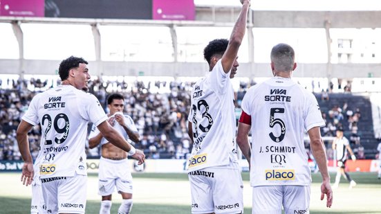 Partida marcada por falhas defensivas termina em 2 a 2, mantendo Santos fora da zona de rebaixamento - Foto: Raul Baretta / Santos FC