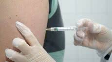 Vacinação contra a gripe começa em Santos com foco em grupos prioritários e ampliação de postos pela cidade. - Imagem: Reprodução