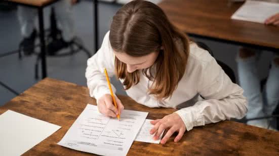 Vagas estão abertas em Cubatão com salários de até R$ 9 mil - Imagem: Reprodução/ Freepik