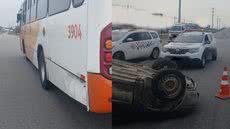 Após perder o controle em um declive, motorista do carro fugiu do local, deixando o veículo capotado na rodovia Padre Manoel da Nóbrega - Imagem: Reprodução/ CCI Artesp