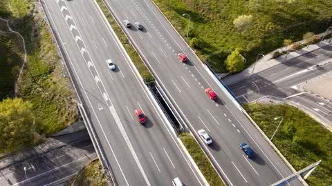 Os motoristas com destino ao litoral podem utilizar as pistas sul e norte da Anchieta, e a pista sul da rodovia dos imigrantes - Imagem: Freepik