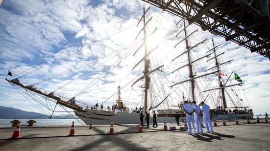 Navio da Marinha atracado no Porto de Santos abre as portas para visitação gratuita e atrai moradores e turistas - Imagem: Reprodução / Correio do Litoral